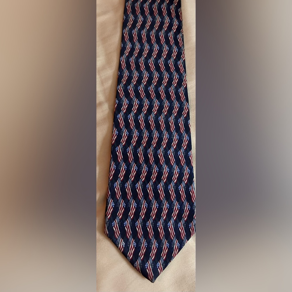 Men’s Tie. USA flags. EUC